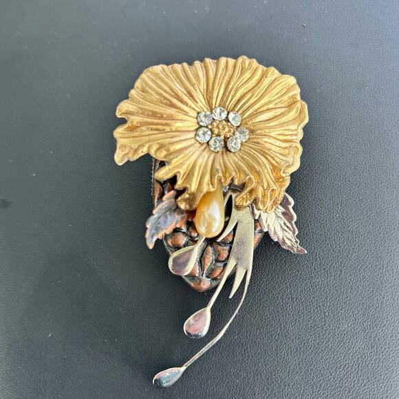 Vintage Flower Clip Earrings Rhinestone Lightweight Gold Tone Plastic Costume - Picture 3 of 5